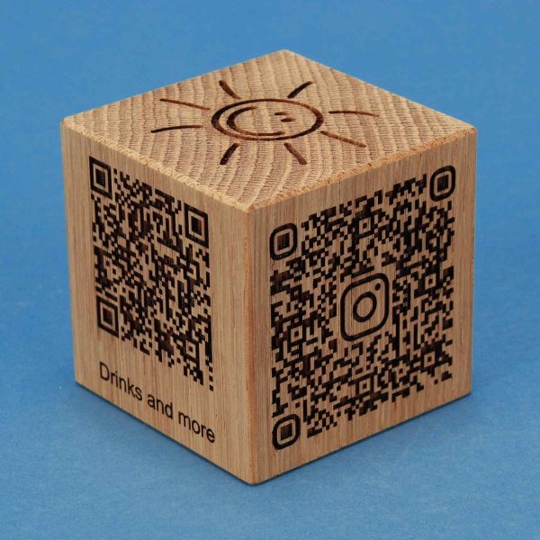 WOODEN CUBE OAK QR-CODE DRINK CARD LASER ENGRAVING